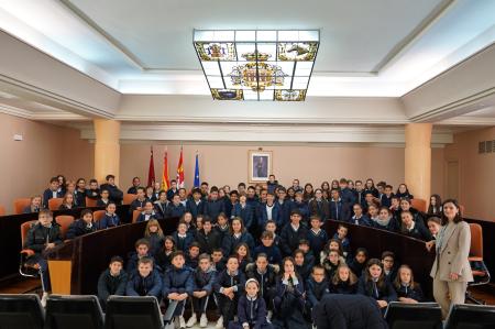 Imagen Alumnos de quinto y sexto de Primaria del colegio Concepcionistas visitan la Diputación como broche a su trabajo sobre la Constitución