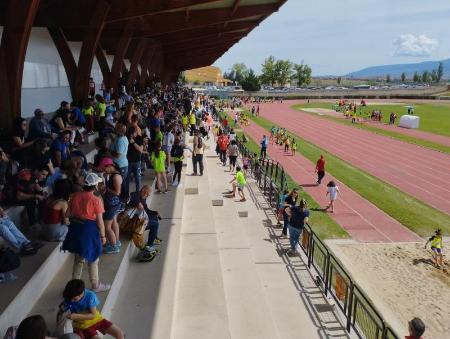 Imagen Deportistas de la provincia se divierten compitiendo frente a los de la capital en las finales de Atletismo en pista y Pádel de Deporte...